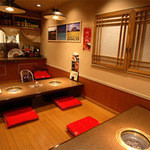 炭火焼肉まうみ - 全席、お座敷となっております♪大人用座椅子有