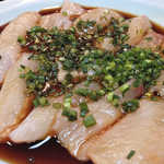 きくち - 焼き河豚用に“づけ”にした河豚。
      てっさとはうって変わって、
      １．5ｃｍ強の豪快な厚み♪
      