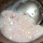 きくち - 女将さんがお玉で手際よく白子を潰すと、
      濃厚なソースの出来上がり！
      