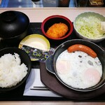 松のや - ソーセージエッグ定食