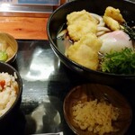 うどん料理 千 - 鶏天と温玉のうどん、冷、炊き込みご飯セット(税込960円)
