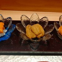 渋谷 鮨 まつもと - 食べ比べ（バフン、ムラサキ、塩水ムラサキ）かなりの量です。