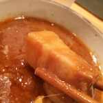 つけめん 越木岩 - 豚肉の塊ですが、ロースハムを想像すると豚肉の脂に少し驚きます。煮込んであるチャーシューではありません。