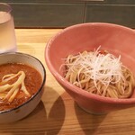 つけめん 越木岩 - 並盛は器の深さに負けて迫力に欠けますね。