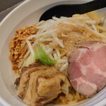 天雷軒 - 2022年7月限定 汁なしスパイシーまぜ麺(900円) 意外なG系まぜ麺 麺も通常よりも太麺 角煮がホロホロですが、おっさんにはキツい一杯w
