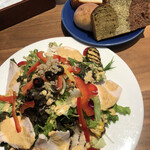 TINY BREAD & CAKE NATURA MARKET - 鶏ムネ肉のハムとグリル野菜のサラダ