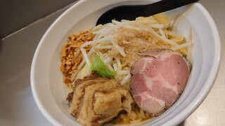 Tenrai ken - 2022年7月限定 汁なしスパイシーまぜ麺(900円) 意外なG系まぜ麺 麺も通常よりも太麺 角煮がホロホロですが、おっさんにはキツい一杯w