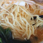 ラーメン天棒 - 麺の太さは普通。昔ながらのスタンダードなラーメン。