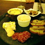 前菜（牛すじのグラタン、きのこのガーリックソテー、人参のサラダ、桃色吐息ポークのリエット、パルマ産サラミ、ボンレスハムと小海老とアボガドのテリーヌ）