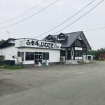 Shira Oi Gyuu No Mise Iwasaki Omotenashi Tei - 左側がお肉屋さん、右側がお店