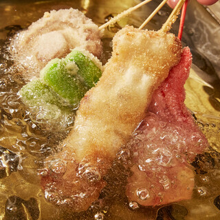 Kushikatsu are prepared by hand every day ◎ Enjoy a la carte dishes as well.