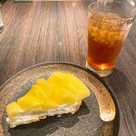 Kafe Komusa - 高知県土佐市産、マスクメロン仁淀ブルーのケーキとアイスティー