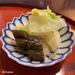 割烹岩戸 - 甘藍の浅漬と胡瓜の古漬