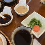 熱海荘 - ドレッシングと湯豆腐の薬味