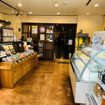 Maeda Kohi - ◎店内ではコーヒーや自家製ケーキも販売している。