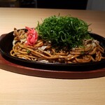 焼きそば専門天 - ソース焼きそば　太麺　牛ホルモン　950円