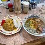 Chinchin Tei - 
      【夜10時まで】
      ✧〖炒飯＋ミニラ－メン〗(870えん)
      
      パラパラ に炒められた炒飯は
      コクがあり美味しい❤(｡☌ᴗ☌｡)
      
      ミニラ－メンは鶏ガラベ－スのス－プ
      上品な味わいでこれまた好み♬