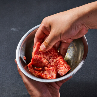 焼肉の仕上がりを高める、秘伝の特製もみダレ