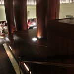 ロウリーズ・ザ・プライムリブ 東京 - 店内の地下1階への風景です