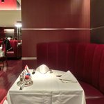 ロウリーズ・ザ・プライムリブ 東京 - 店内のテーブル席の風景です