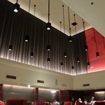 ロウリーズ・ザ・プライムリブ 東京 - 店内の吹き抜けの天井です