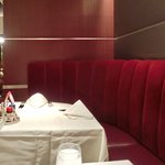 ロウリーズ・ザ・プライムリブ 東京 - 店内のテーブル席の風景です