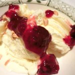 ロウリーズ・ザ・プライムリブ 東京 - サラダブッフェ 1500円 のバニラアイスのラスベリーとナッツ掛け