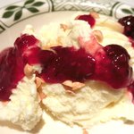 サラダブッフェ 1500円 のバニラアイスのラスベリーとナッツ掛け