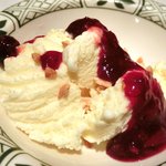 ロウリーズ・ザ・プライムリブ 東京 - サラダブッフェ 1500円 のバニラアイスのラスベリーとナッツ掛け