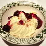 ロウリーズ・ザ・プライムリブ 東京 - サラダブッフェ 1500円 のバニラアイスのラスベリーとナッツ掛け