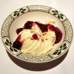 ロウリーズ・ザ・プライムリブ 東京 - サラダブッフェ 1500円 のバニラアイスのラスベリーとナッツ掛け