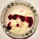 ロウリーズ・ザ・プライムリブ 東京 - サラダブッフェ 1500円 のバニラアイスのラスベリーとナッツ掛け