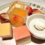 ロウリーズ・ザ・プライムリブ 東京 - サラダブッフェ 1500円 のデザート8種類盛り合わせ