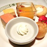 ロウリーズ・ザ・プライムリブ 東京 - サラダブッフェ 1500円 のデザート8種類盛り合わせ