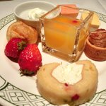 ロウリーズ・ザ・プライムリブ 東京 - サラダブッフェ 1500円 のデザート8種類盛り合わせ