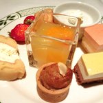 ロウリーズ・ザ・プライムリブ 東京 - サラダブッフェ 1500円 のデザート8種類盛り合わせ