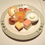 ロウリーズ・ザ・プライムリブ 東京 - サラダブッフェ 1500円 のデザート8種類盛り合わせ