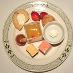 ロウリーズ・ザ・プライムリブ 東京 - サラダブッフェ 1500円 のデザート8種類盛り合わせ