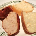 ロウリーズ・ザ・プライムリブ 東京 - サラダブッフェ 1500円 のパン2種類盛り合わせ