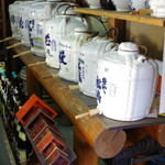 田中酒店 - 今は使われてない陶器の酒樽と計量桝