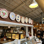 TAKAO COFFEE 珈琲焙煎工房 - 店内は倉庫のような造りで、こちらはカフェのデリコーナー＆スイーツ、奥にパン屋さん。