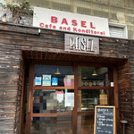 BASEL - 入り口はカフェ側と、ベーカリーとで分かれていますが中で繋がっています。