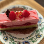 TAKAO COFFEE 珈琲焙煎工房 - ◯木苺とピスタチオのムース¥550(こちらは旦那くん)