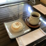 小野筑紫堂 - 梅ヶ枝餅(130円/税込)。お茶(冷茶)はサービスで付いてきますよ〜(^^)