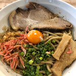 に干し屋 SINCHAN - でっかい焼豚がほろほろで濃い！メンマ、卵、ネギ、干し海老、フライドガーリックが乗ります。