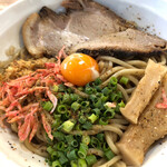 に干し屋 SINCHAN - 海老の下から背脂が登場。めぐるめく味変が旨い！