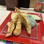 Fuji Tenpura Ida Ten - 鳥の天ぷら味がしっかり目に付いててこのままでも美味しかったです。芋も甘くて美味しかったです