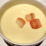 ロウリーズ・ザ・プライムリブ 東京 - サラダブッフェ 1500円 の冷製コーンポタージュスープ