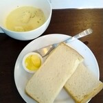 RISTORANTE HILLS - まず最初に出されるパン。ゆたか＆プレーン食パン。奥はセットのスープ。この日は冷たいトウモロコシのスープでした。