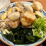 丸亀製麺 - かけうどんにあさりがのっています　あさり出汁ではないですよ笑